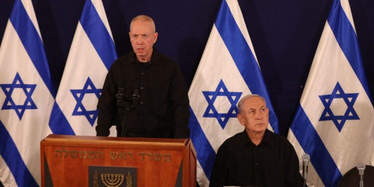 El ministro de Defensa israelí Yoav Gallant y el primer ministro Benjamin Netanyahu. Foto: AFP