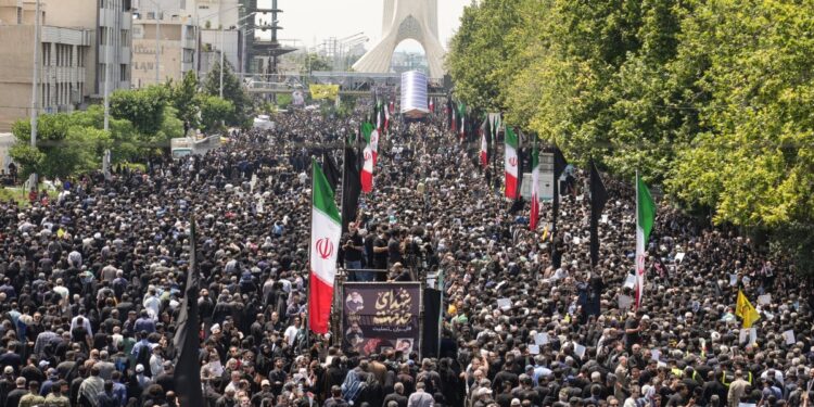Los dolientes asisten a la procesión fúnebre del presidente de Irán, Ebrahim Raisi, en Teherán el 22 de mayo de 2024. - Grandes multitudes de iraníes atestaron las calles de la capital, Teherán, el 22 de mayo para la procesión fúnebre del presidente Ebrahim Raisi y su séquito, que murió en un accidente de helicóptero. (Foto de AFP)