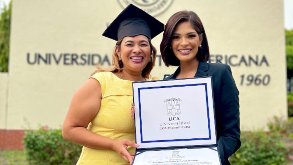 Sheynnis Palacios sostiene su título de licenciada en Comunicación junto a su madre. Foto: Redes Sociales.