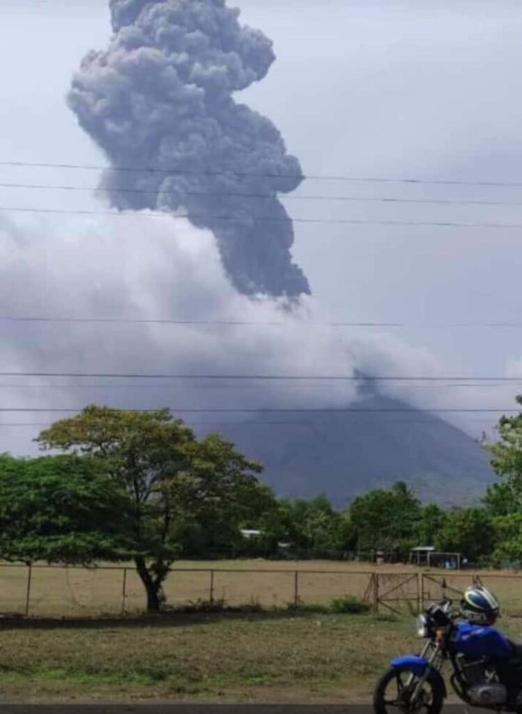 Concepción Volcano records explosions with the expulsion of gases, ashes and rocks