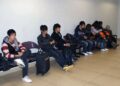 Foto publicada por la Policía Nacional Civil de Guatemala de siete ciudadanos chinos sentados en la Ciudad de Guatemala a su llegada desde Panamá el 8 de febrero de 2011.
