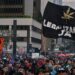 La gente participa en una manifestación exigiendo la legalización de la marihuana en la avenida Paulista, en Sao Paulo, Brasil, el 17 de junio de 2023. (Foto de NELSON ALMEIDA / AFP)