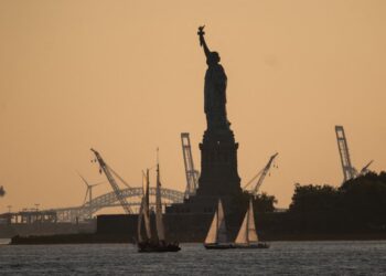Los barcos pasan por la Estatua de la Libertad en el puerto de Nueva York el 6 de septiembre de 2023 en la ciudad de Nueva York. Se espera que la ciudad de Nueva York y gran parte de la costa este vean temperaturas entre 90 y al menos el jueves. Spencer Platt/Getty Images/AFP (Foto de SPENCER PLATT / GETTY IMAGES NORTEAMÉRICA / Getty Images vía AFP)