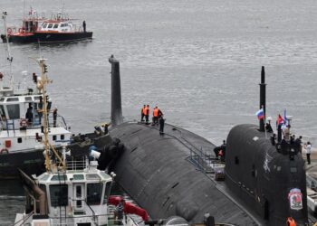 El submarino ruso de propulsión nuclear Kazán, parte del destacamento naval ruso que visita Cuba, atraca en el puerto de La Habana, el 12 de junio de 2024.
