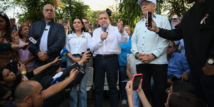 El candidato presidencial de la oposición venezolana por el partido Plataforma Unitaria Democrática, Edmundo González Urrutia (C), habla durante un acto de campaña en Caracas el 13 de junio de 2024. (Foto de Federico PARRA / AFP)
