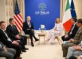 El presidente estadounidense Joe Biden y la primera ministra italiana, Giorgia Meloni, participan en una reunión bilateral al margen de la cumbre del G7 en el complejo Borgo Egnazia en Savelletri, Italia, el 14 de junio de 2024. (Foto de Mandel NGAN / AFP)