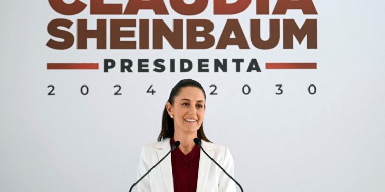 Presidenta electa de México promete a empresarios combatir la extorsión