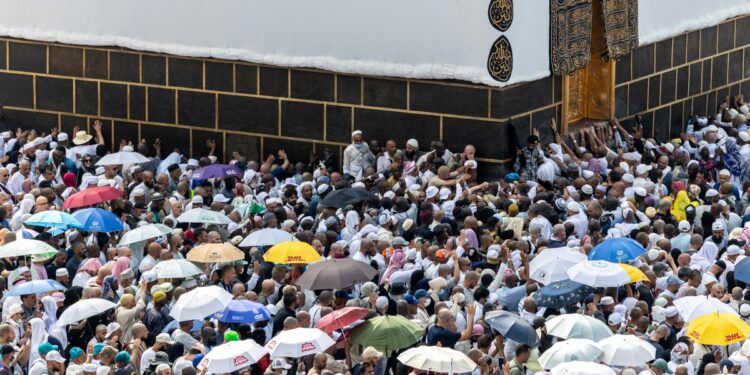Los peregrinos musulmanes se reúnen para realizar la circunvalación de despedida o "tawaf", dando siete vueltas alrededor de la Kaaba, el santuario más sagrado del Islam, en la Gran Mezquita de la ciudad santa de La Meca el 18 de junio de 2024 al final de la peregrinación anual hajj. (Foto de AFP)