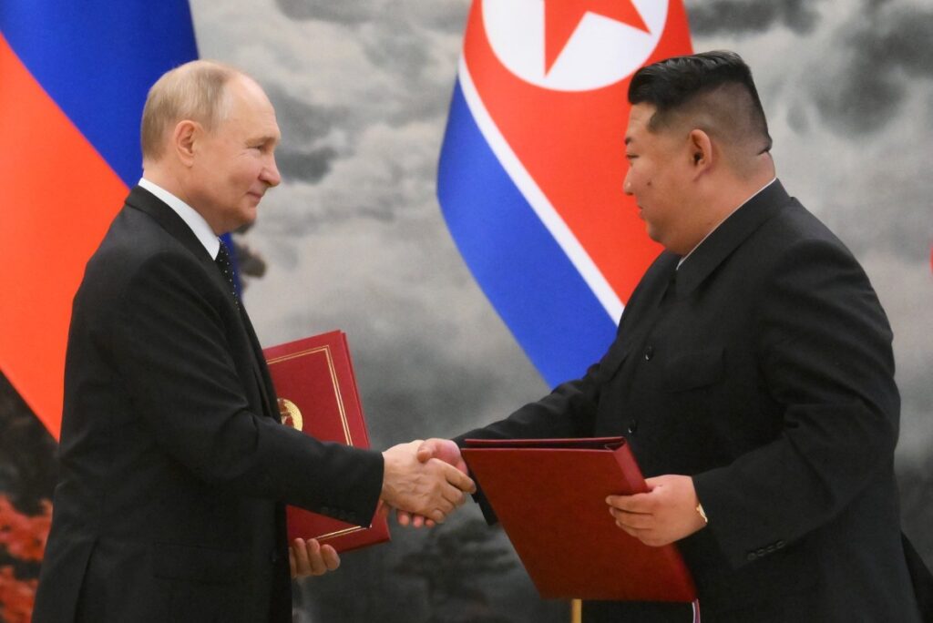 En esta fotografía de grupo distribuida por la agencia estatal rusa Sputnik, el presidente ruso Vladimir Putin (izq.) le da la mano al líder de Corea del Norte, Kim Jong Un (der.), después de una ceremonia de firma tras sus conversaciones bilaterales en la residencia estatal de Kumsusan en Pyongyang, el 19 de junio. 2024. - (Foto de Kristina Kormilitsyna / POOL / AFP) / -- NOTA DEL EDITOR: ESTA IMAGEN ES DISTRIBUIDA POR LA AGENCIA ESTATAL RUSA SPUTNIK -