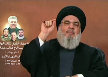 Una imagen tomada del canal al-Manar TV de Hezbollah el 19 de junio de 2024 muestra al jefe de Hezbollah, Hassan Nasrallah, dando un discurso televisado desde un lugar no revelado en el Líbano. - Nasrallah advirtió el 19 de junio que "ningún lugar" en Israel se salvaría en caso de una guerra total contra el grupo libanés, y amenazó a Chipre si abría sus aeropuertos a Israel. (Foto de Al-Manar / AFP)