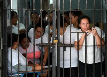Reclusas en el Penitenciaría Nacional Femenina de Adaptación Social (PNFAS) en Tamara, 25 km al norte de Tegucigalpa, el 17 de junio de 2024. - Según la versión oficial, el 20 de junio de 2023, reclusas de la pandilla Barrio 18 fueron asesinadas a tiros 23 reclusas de la pandilla Mara Salvatrucha (MS-13) y quemaron a otras 23 en sus celdas del Centro Penitenciario Nacional Femenino de Adaptación Social de Tamara. (Foto de Orlando SIERRA / AFP)