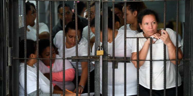 Reclusas en el Penitenciaría Nacional Femenina de Adaptación Social (PNFAS) en Tamara, 25 km al norte de Tegucigalpa, el 17 de junio de 2024. - Según la versión oficial, el 20 de junio de 2023, reclusas de la pandilla Barrio 18 fueron asesinadas a tiros 23 reclusas de la pandilla Mara Salvatrucha (MS-13) y quemaron a otras 23 en sus celdas del Centro Penitenciario Nacional Femenino de Adaptación Social de Tamara. (Foto de Orlando SIERRA / AFP)