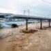 Vista de la crecida del agua del río Santa Catarina durante las lluvias de la tormenta "Alberto" en la ciudad de Monterrey, México, tomada el 20 de junio de 2024. (Foto de Julio Cesar AGUILAR / AFP)
