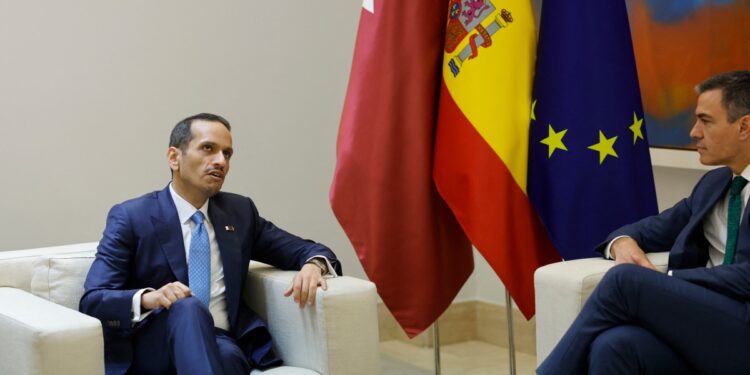 El primer ministro español, Pedro Sánchez (derecha), conversa con el primer ministro qatarí, Mohammed bin Abdulrahman al-Thani, durante su reunión en el Palacio de la Moncloa en Madrid el 21 de junio de 2024. (Foto de OSCAR DEL POZO / AFP)