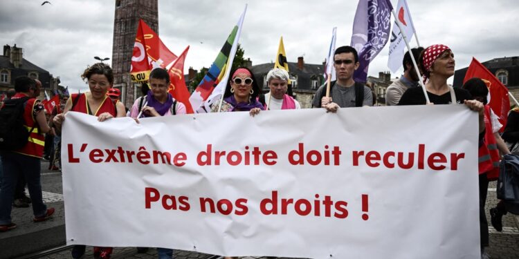 Los manifestantes muestran una pancarta que dice "La extrema derecha debe respaldar, no nuestros derechos" mientras participan en una manifestación organizada por asociaciones feministas y sindicatos contra la extrema derecha, denunciando su "fachada feminista" y el "peligro real que representa". " por los derechos de las mujeres, en Burdeos, suroeste de Francia, el 23 de junio de 2024. (Foto de Philippe LOPEZ / AFP)