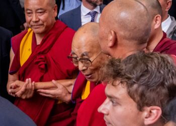 El líder espiritual tibetano, el Dalai Lama, llega a su hotel en Nueva York el 23 de junio de 2024, mientras se prepara para someterse a una cirugía de rodilla. (Foto de Adam GRAY / AFP)