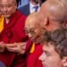 El líder espiritual tibetano, el Dalai Lama, llega a su hotel en Nueva York el 23 de junio de 2024, mientras se prepara para someterse a una cirugía de rodilla. (Foto de Adam GRAY / AFP)