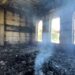 Esta imagen tomada de un material publicado por la administración del jefe de la República Rusa de Daguestán el 24 de junio de 2024 muestra una sinagoga incendiada, que fue atacada por hombres armados un día antes, en Derbent.