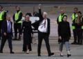 El fundador de WikiLeaks, Julian Assange (C), levanta el puño después de llegar al aeropuerto de Canberra en Canberra el 26 de junio de 2024,