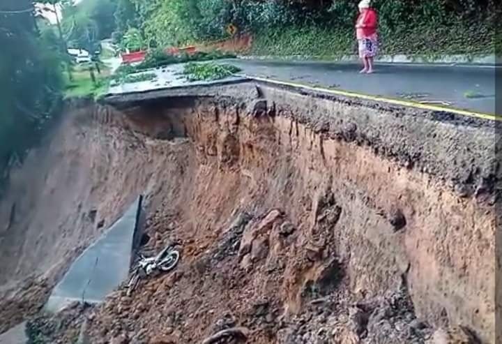 Carretera Matagalpa-Jinotega cortada por socavamiento provocado por las lluvias.