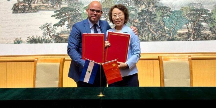 Daniel Edmundo Ortega firma acuerdo de cooperación entre medios oficialistas y de la China comunista. Foto: El 19 Digital.