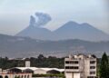 Volcán de Fuego expulsa gas y ceniza en Guatemala. Foto: AFP