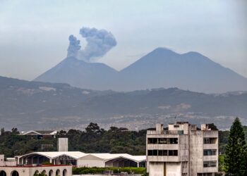 Volcán de Fuego expulsa gas y ceniza en Guatemala. Foto: AFP