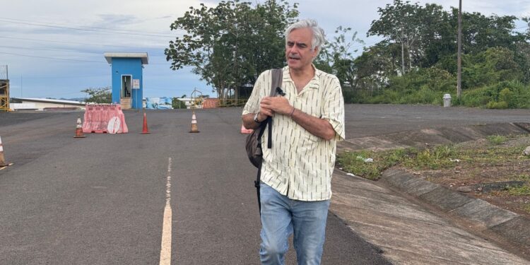 El periodista Fernando de Haro, en el paso de la frontera nica-costarricense de Las Tablillas.

Foto/Cortesía: Fernando de Haro.