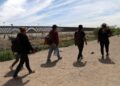 Migrantes transitando por Chihuahua rumbo a Estados Unidos. Foto: AFP