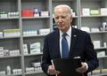 El presidente de Estados Unidos, Joe Biden, se marcha después de hablar sobre la reducción de los costos de los medicamentos recetados en los Institutos Nacionales de Salud en Bethesda, Maryland, el 14 de diciembre de 2023. (Foto de Brendan SMIALOWSKI / AFP)