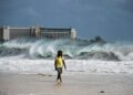 Un hombre camina por una playa inundada después del paso del huracán Beryl en Bridgetown, Barbados, el 1 de julio de 2024. - El huracán Beryl trajo vientos devastadores y fuertes lluvias a varias islas del Caribe el 1 de julio de 2024, siendo la primera tormenta de categoría 4 de la historia. hacia el oeste. (Foto de CHANDAN KHANNA / AFP)