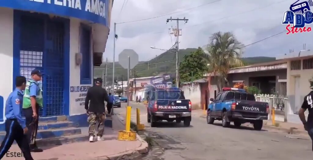 Moments when the Ortega police carried out the assault on the house of Eddie González Rivas, in Estelí.