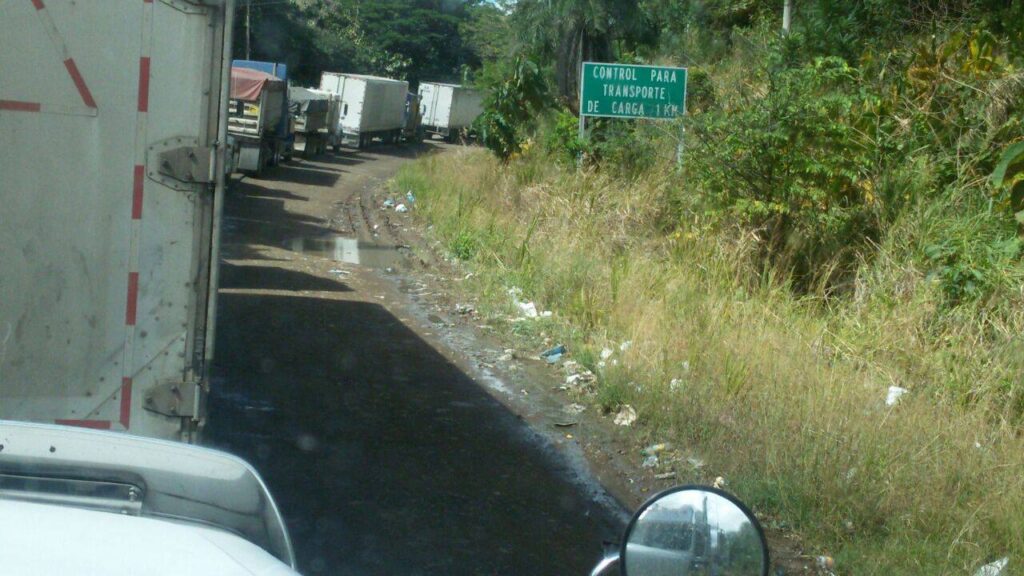 Cargo transporters denounce inefficiency of border control in Peñas Blancas, which causes lines of 25 kilometers of trucks