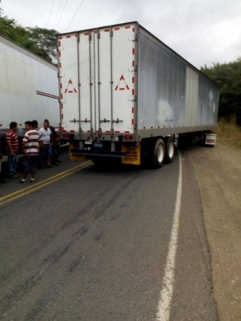 Cargo transporters denounce inefficiency of border control in Peñas Blancas, which causes lines of 25 kilometers of trucks